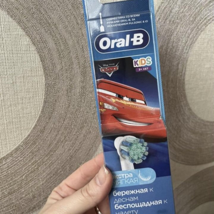 Электрическая зубная щетка Oral-B