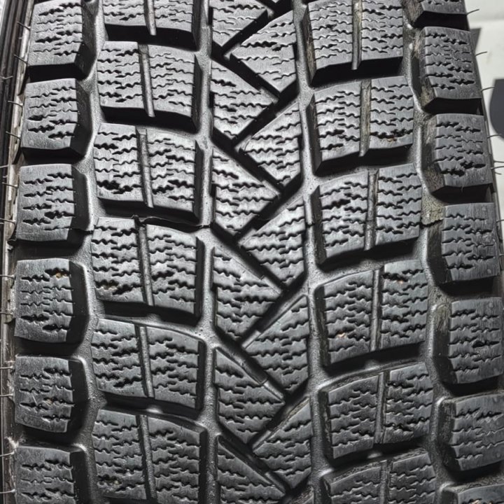 215/75R15 100Q Maxxis Presa Suv Ice