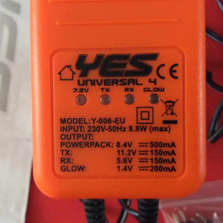 Зарядное устройство Universal 4 Charger Y-006-EU