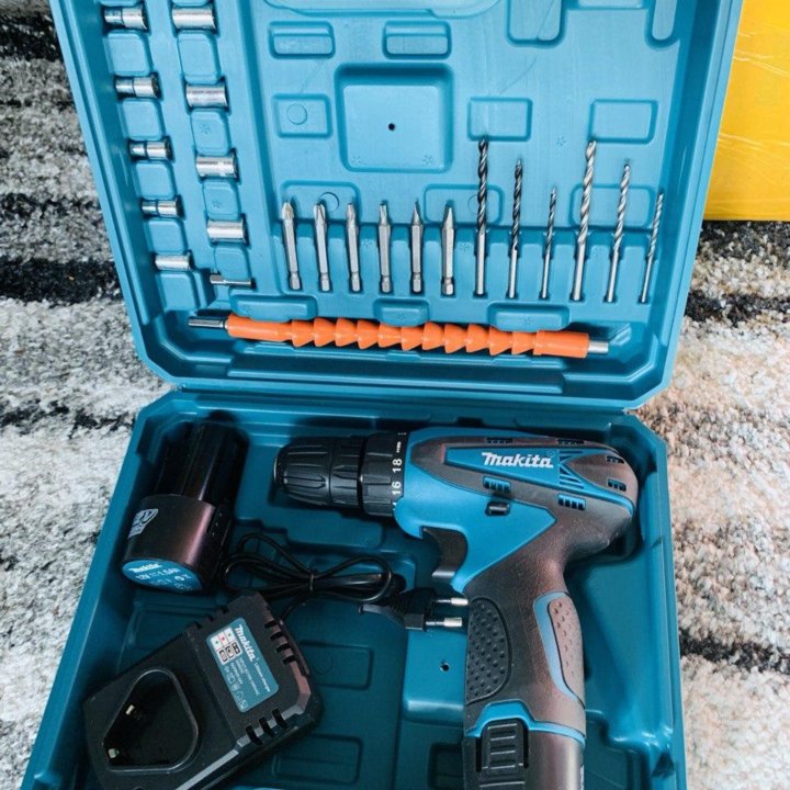 Шуруповерт с набором бит Makita 12V