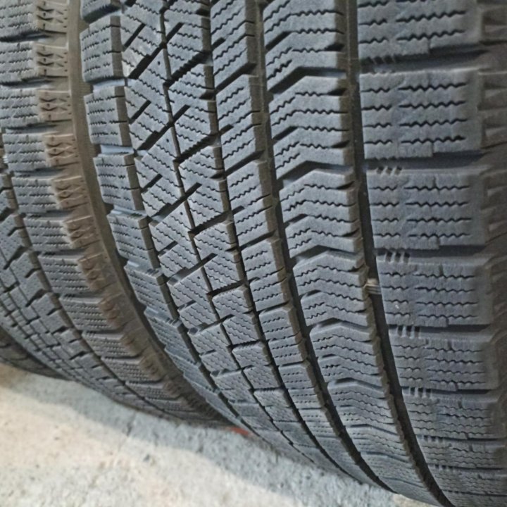 Bridgestone Blizzak VRX2 235/45 R17 пр-во япония