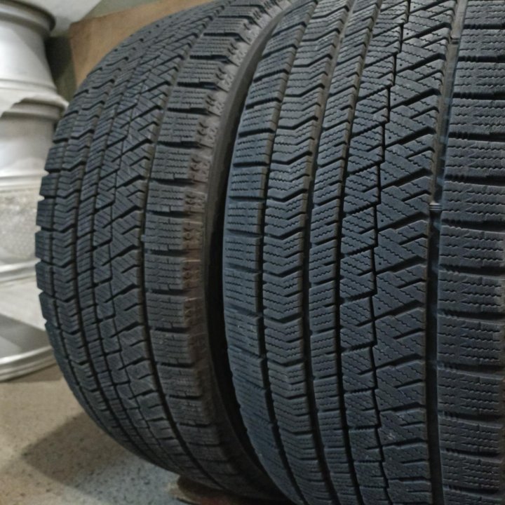 Bridgestone Blizzak VRX2 235/45 R17 пр-во япония