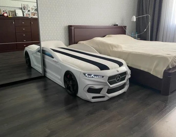Кровать машина -новая с матрасом