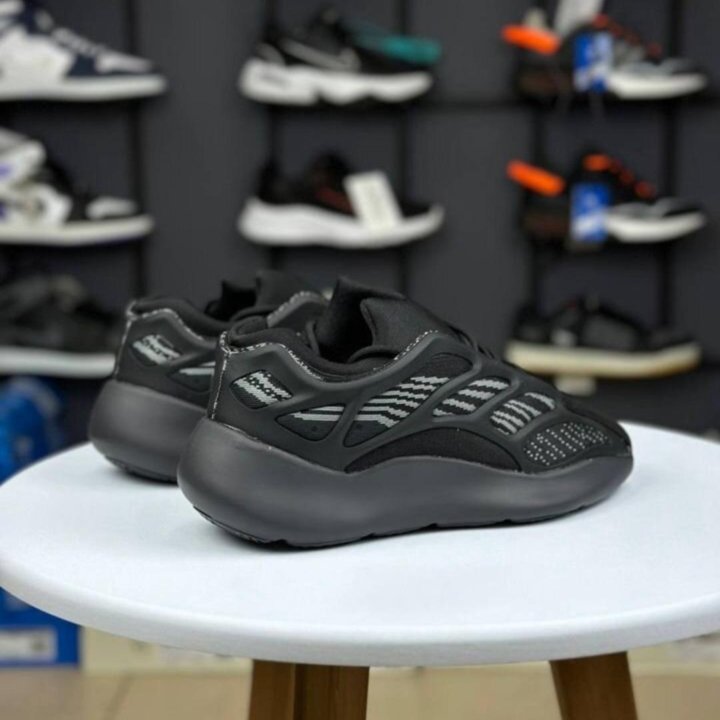 Кроссовки Adidas Yeezy Boost 700