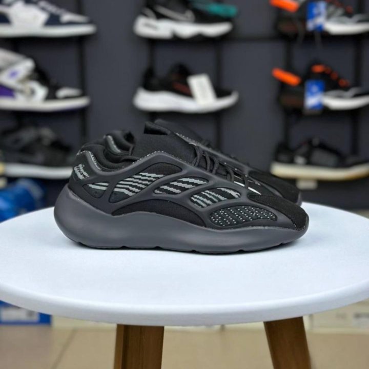 Кроссовки Adidas Yeezy Boost 700