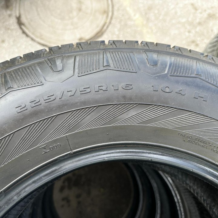 225/75/16 лето Kumho Road Venture ST KL16 104H