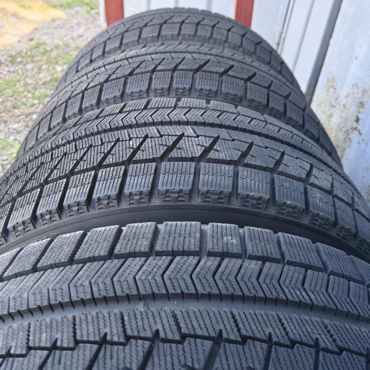 Комплект Bridgestone Blizzak VRX 225/40 r18 