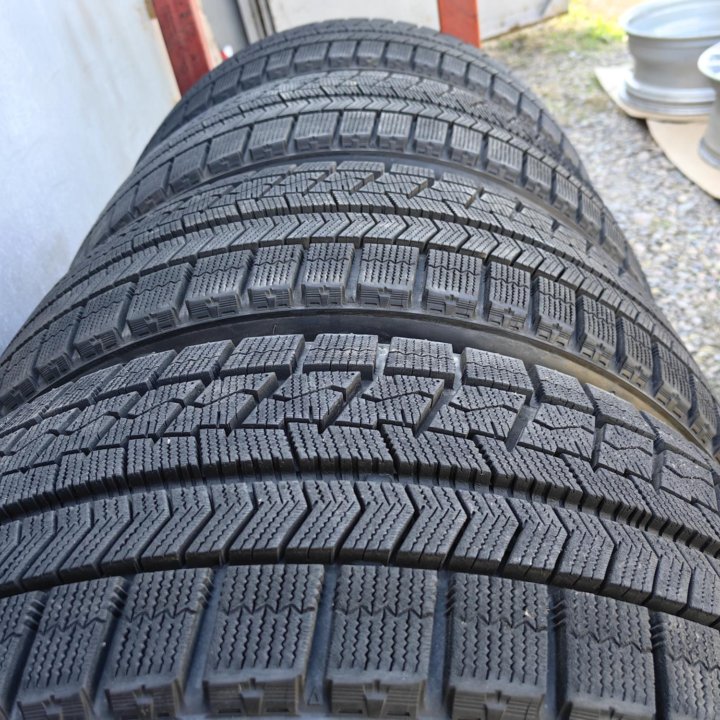 Комплект Bridgestone Blizzak VRX 225/40 r18 