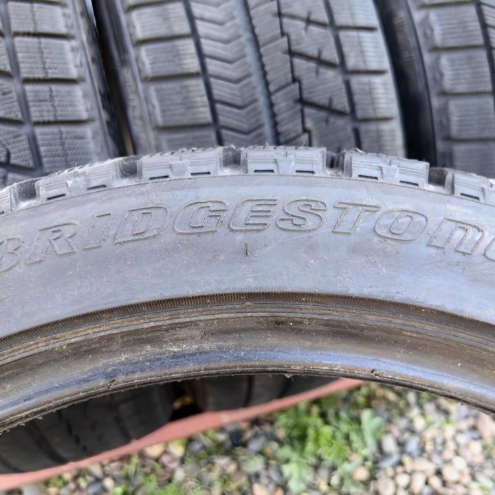 Комплект Bridgestone Blizzak VRX 225/40 r18 