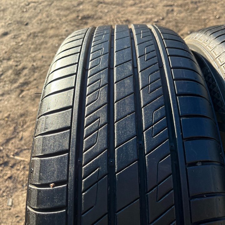 2 шт. Лето Kumho Solus HS63 215/60 R17 96H