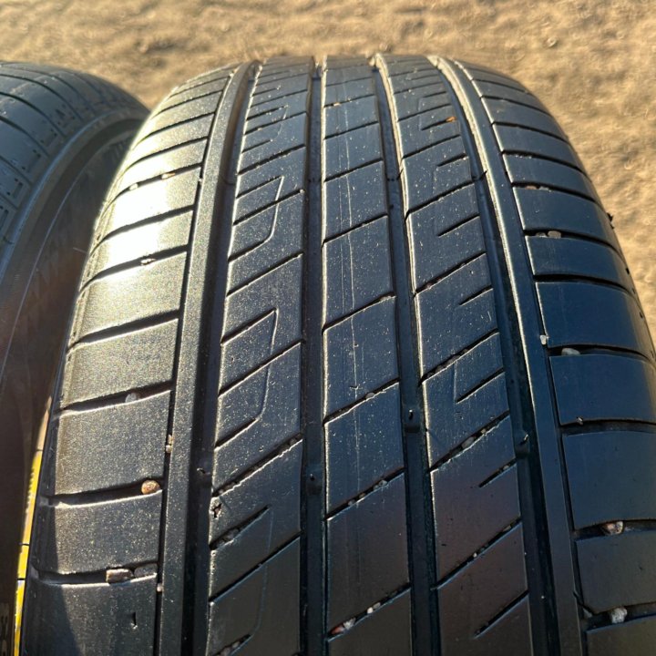 2 шт. Лето Kumho Solus HS63 215/60 R17 96H