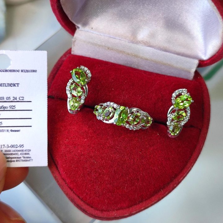 Комплект с природными хризолитами 3,65ct s925