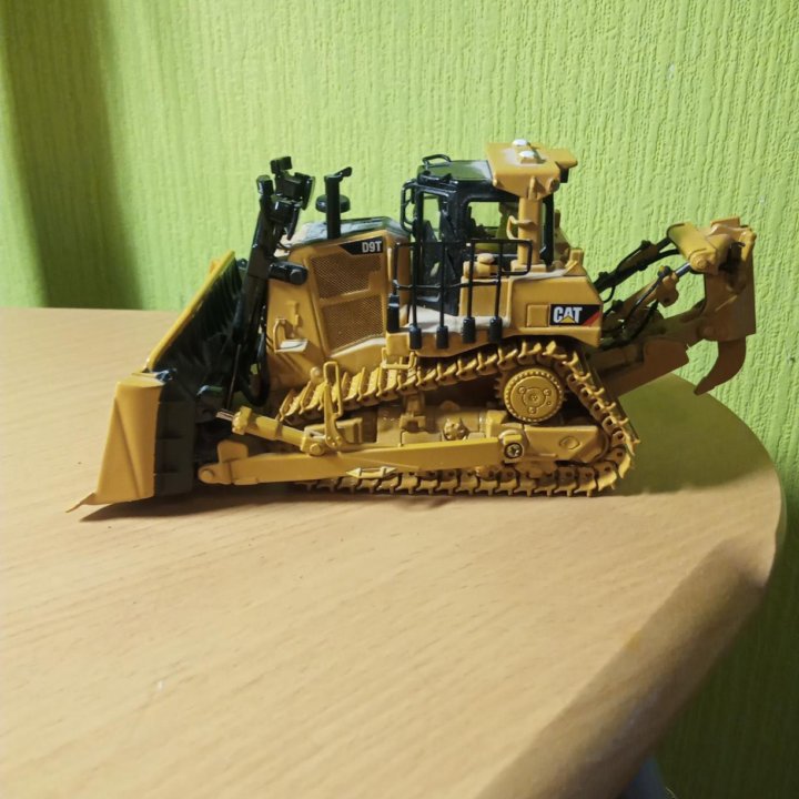 Коллекционный бульдозер DM CAT D9T масштаб 1:50