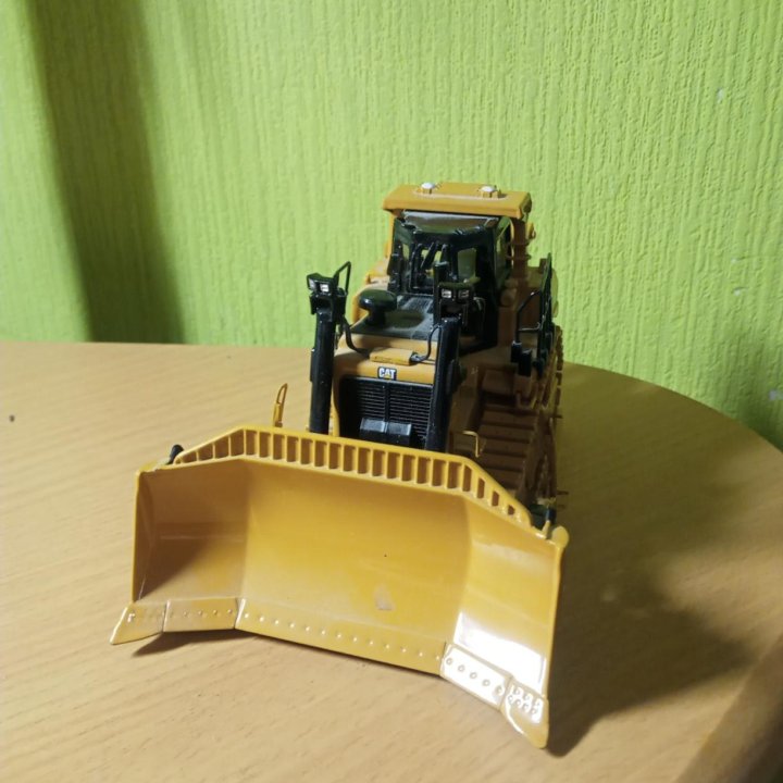 Коллекционный бульдозер DM CAT D9T масштаб 1:50