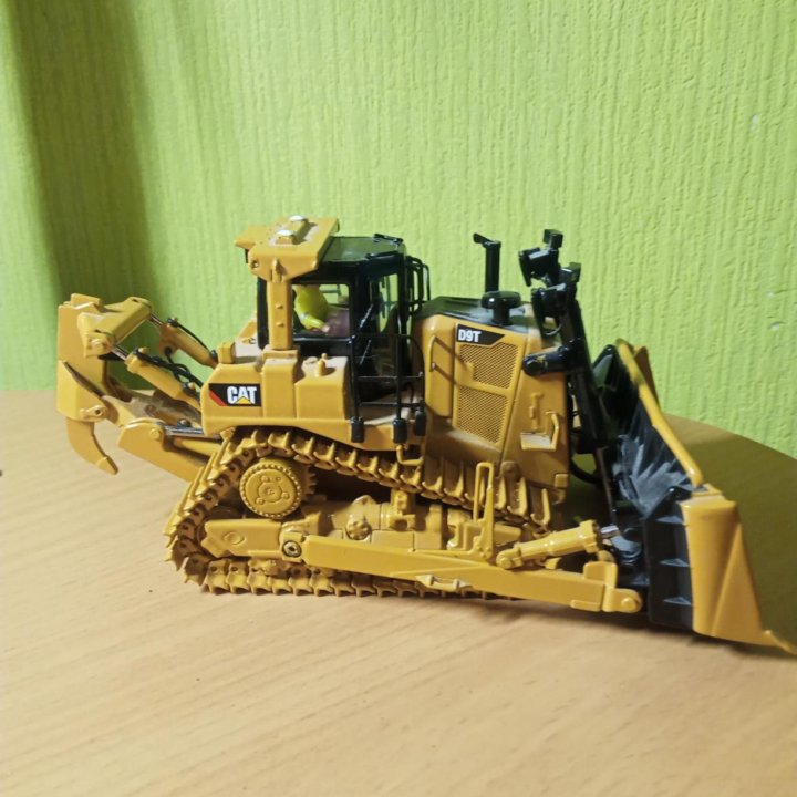 Коллекционный бульдозер DM CAT D9T масштаб 1:50