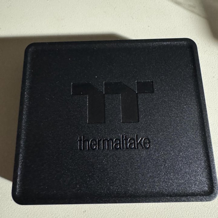 Хаб для вентиляторов Thermaltake