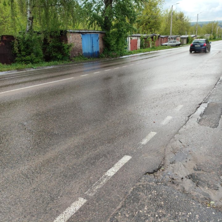 Гараж металлический старый, место идёт бонусом.