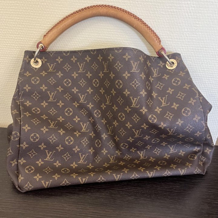 Сумка Louis Vuitton Artsy