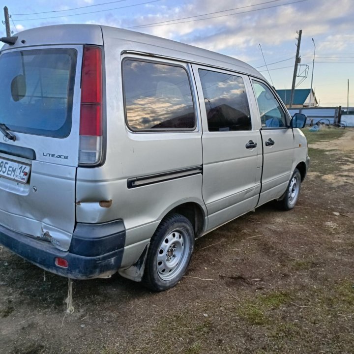 Toyota Noah, 2000