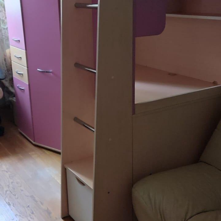 Кровать-чердак со столом и шкафом