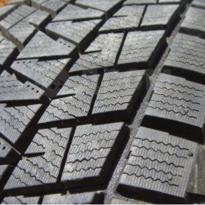 Две шины Bridgestone dmv1