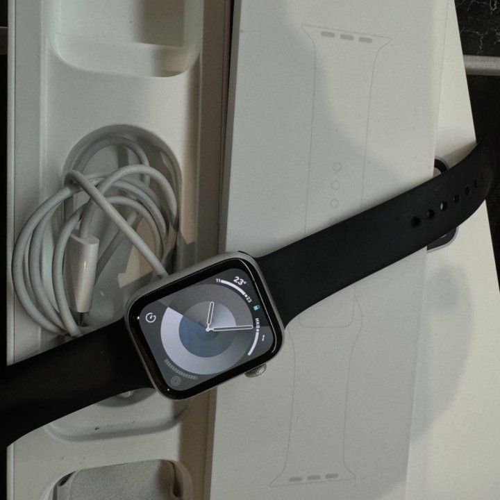 Продам Apple Watch 4 44MM Silver