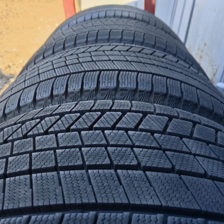 Комплект Bridgestone Blizzak VRX3 245/50 r18