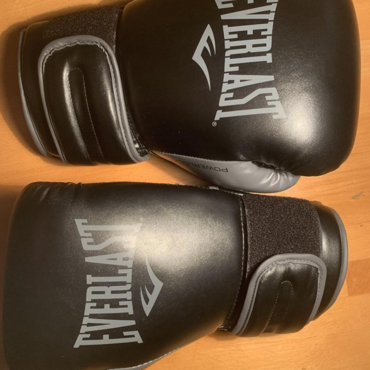 Боксерские перчатки Everlast 16 унций