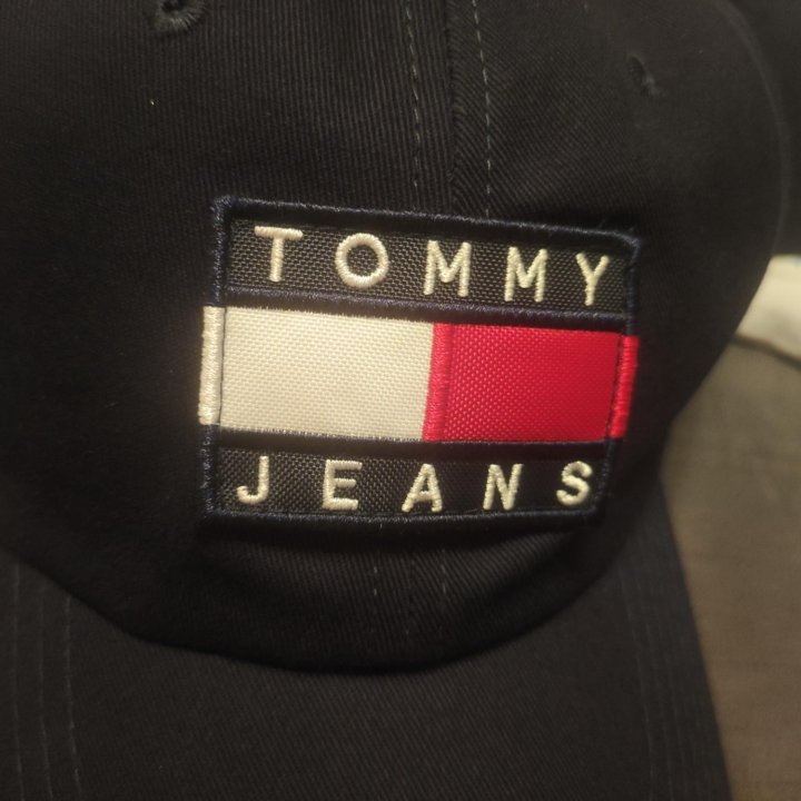 Кепки tommi hilfiger.