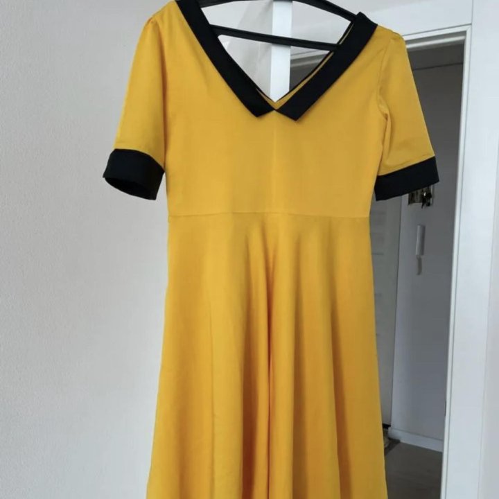 Женское жёлтое платье