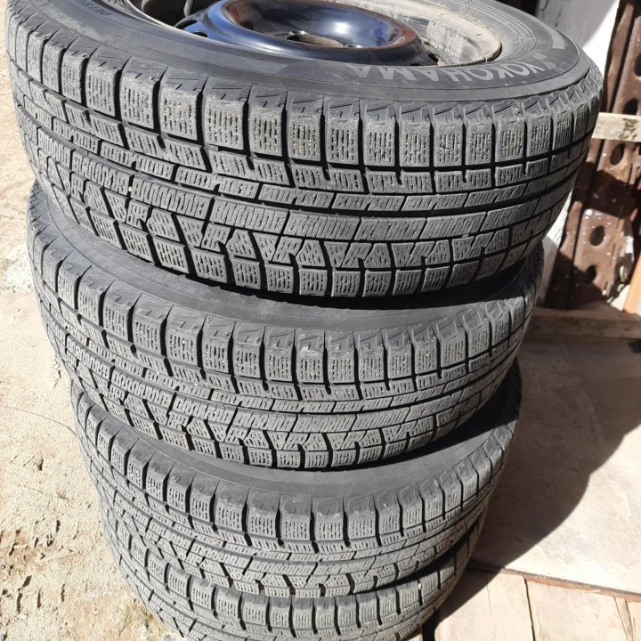 Продам комплект колёс 185/70/R14 Yokohama Ice Guar