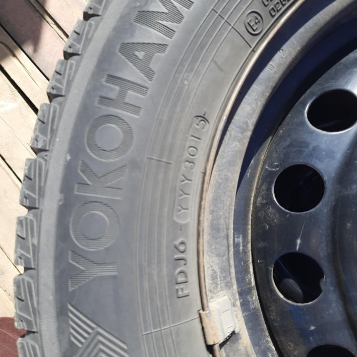 Продам комплект колёс 185/70/R14 Yokohama Ice Guar