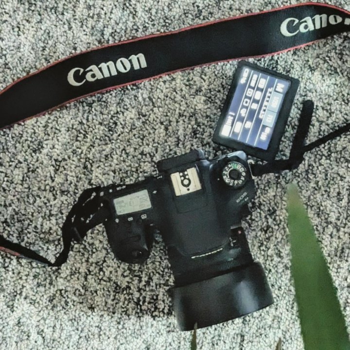 Полупрофессиональный Фотоаппарат Canon EOS 77d