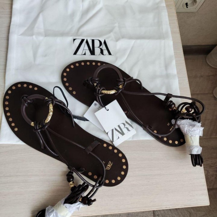 Сандалии кожаные ZARA