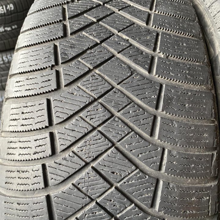 235/55 R19 Pirelli Ice Zero FR