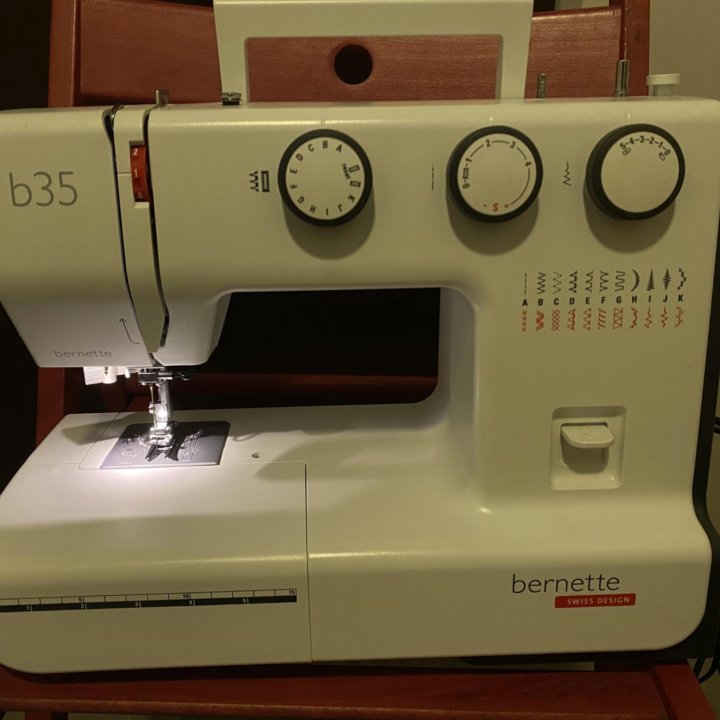 Швейная машинка Bernina Bernette b35