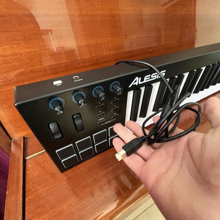 MIDI Клавиатура Alesis v49