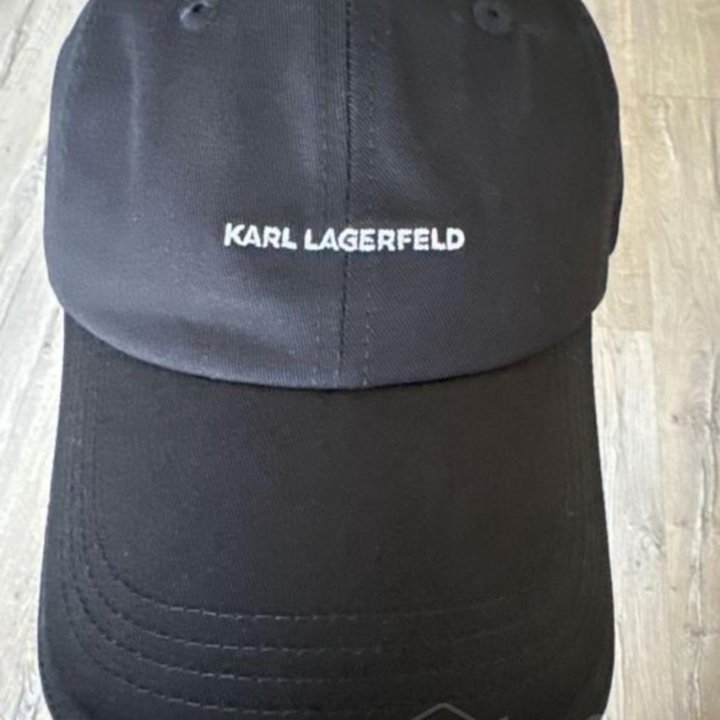 Кепка Karl Lagerfeld.