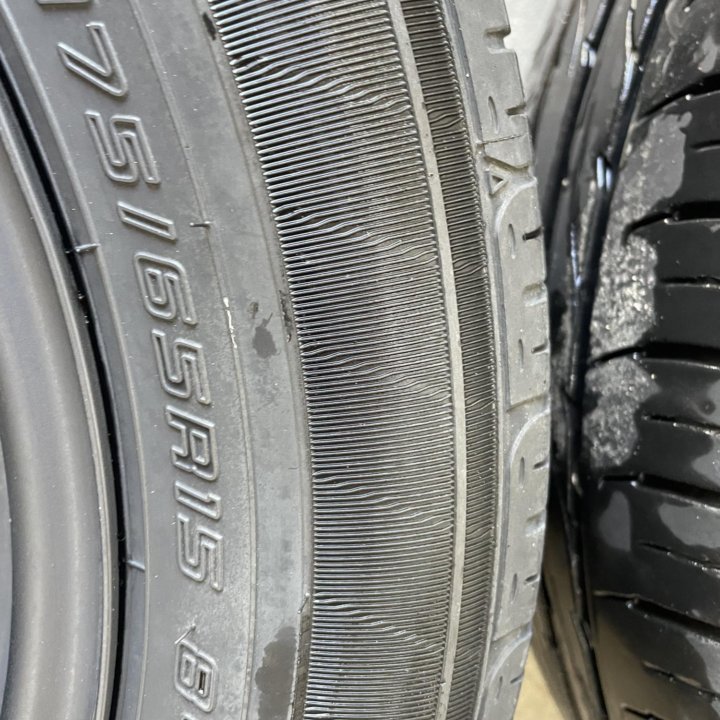 Продаётся пара летних шин 175/65/R15 Dunlop