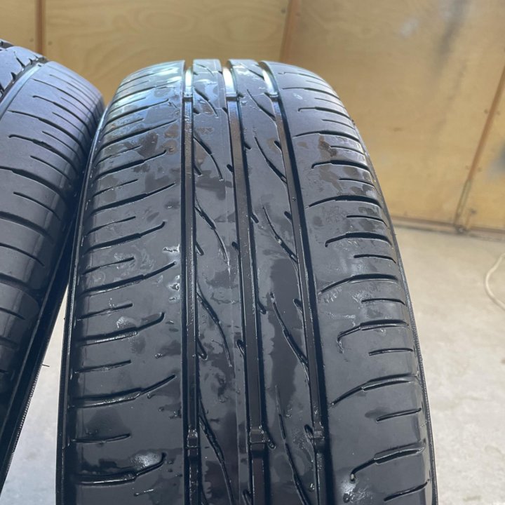 Продаётся пара летних шин 175/65/R15 Dunlop