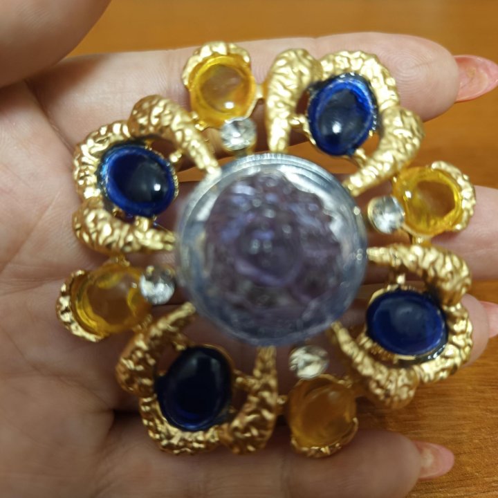 Крупная брошь