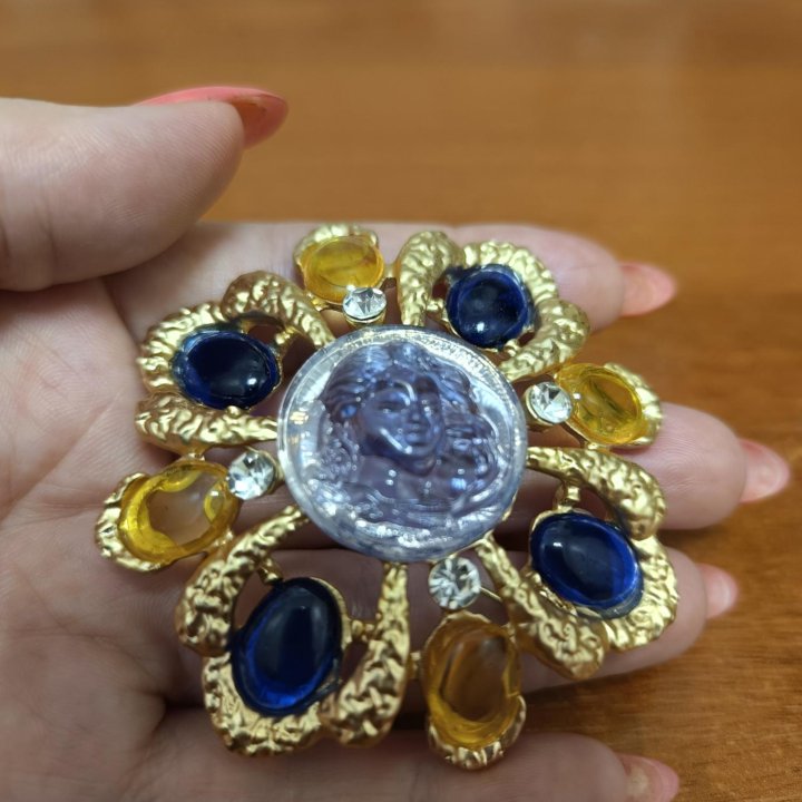 Крупная брошь