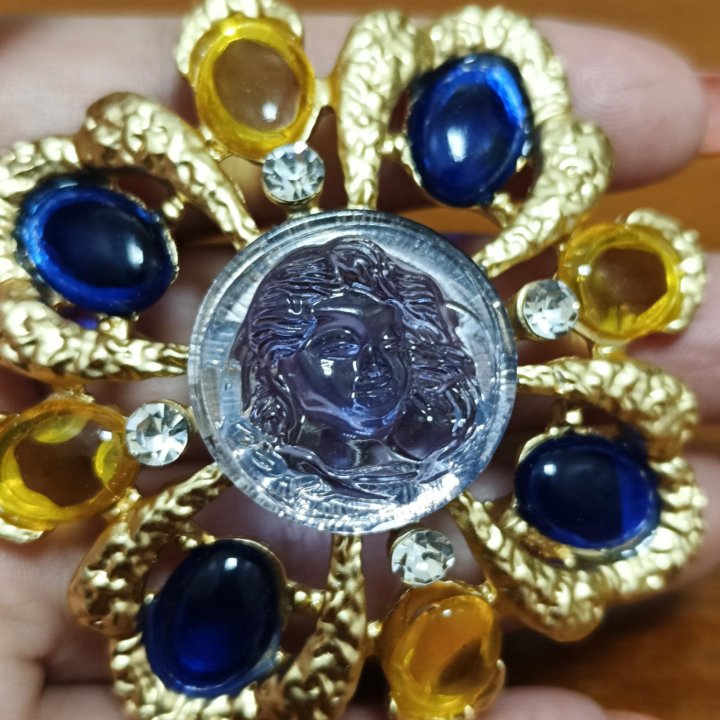 Крупная брошь