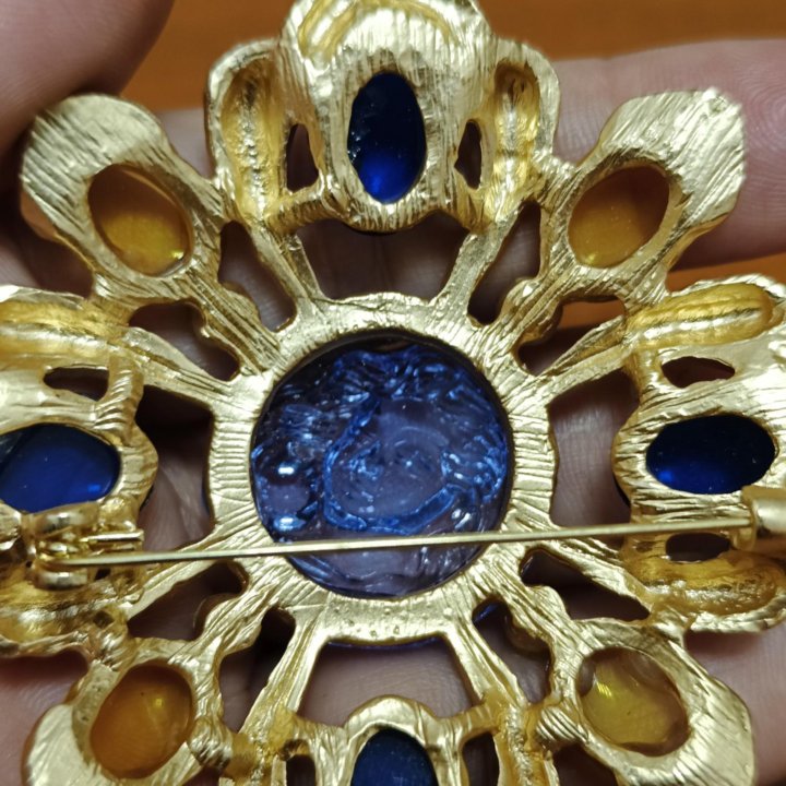 Крупная брошь