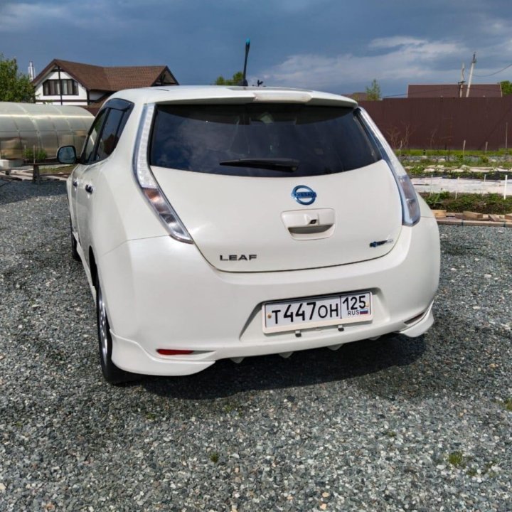 Nissan Leaf, 2011