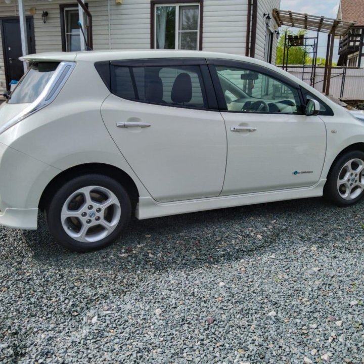 Nissan Leaf, 2011