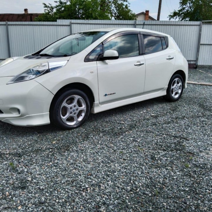 Nissan Leaf, 2011