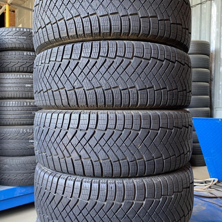 235/55 R19 Pirelli Ice Zero FR