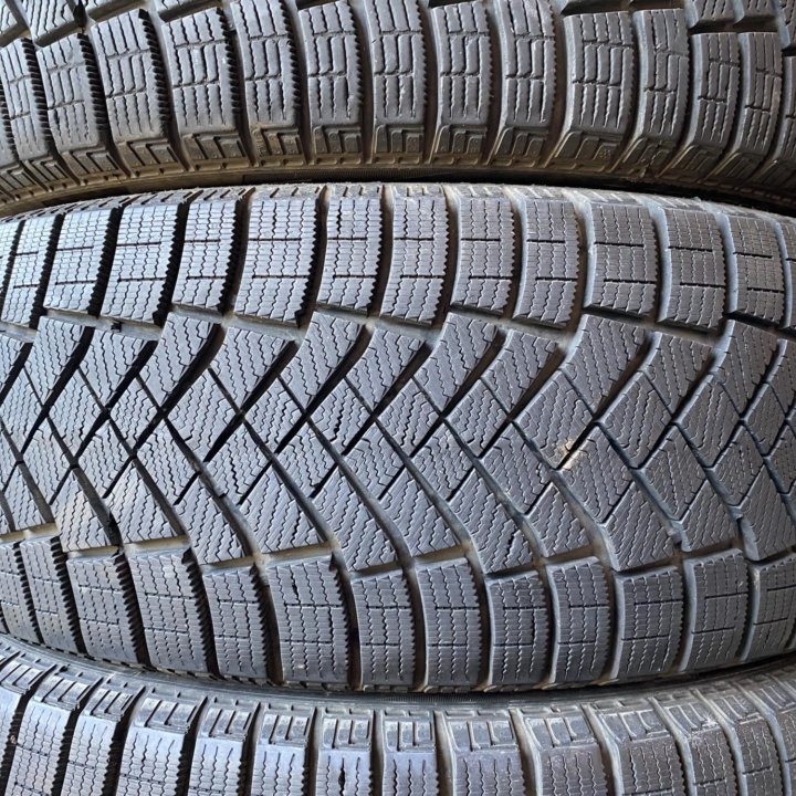 235/55 R19 Pirelli Ice Zero FR