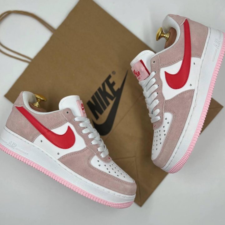 Женские кроссовки Nike Air Force 1 QS